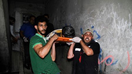 Voluntarios de la Defensa Civil Palestina traslada a un herido en la Franja de Gaza

12/08/2022