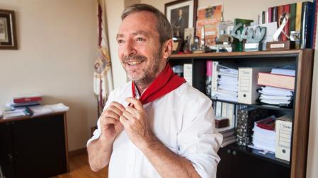 Jesús Arrizubieta se anuda al cuello el pañuelo para las que van a ser sus segundas fiestas en la alcaldía de Tafalla