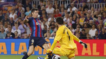 Stole Dimitrievski frena a Robert Lewandowsaki durante el encuentro en el Camp Nou
