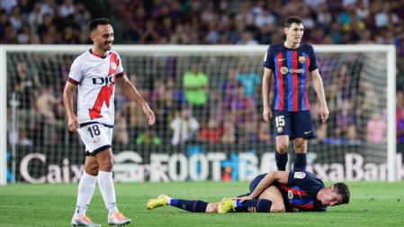 Robert Lewendowski se duele en el suelo ante el rayista Álvaro García