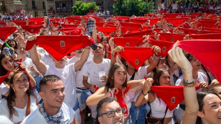 Pañuelos en alto en la plaza de Navarra de Tafalla esperando el estallido del cohete que sumergió a la localidad en siete días de fiestas
