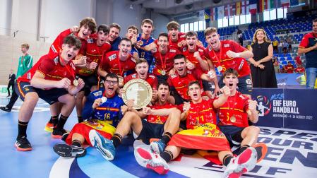 La selección española juvenil celebfrando su triunfo en Pogdorica