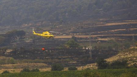 Un helicóptero participa en las labores de extinción del fuego