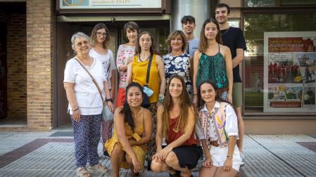 Familias, voluntarios y profesionales de ANFAS implicados en el programa de vacaciones de verano posan delante de la sede, en Pamplona.