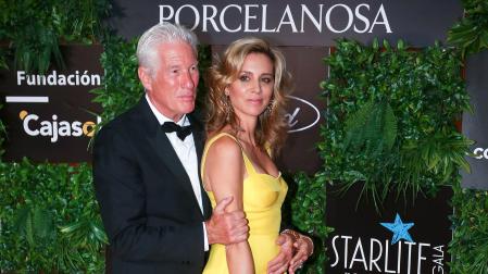Richard Gere y su esposa Alejandra Silva posan en la Gala Starlite