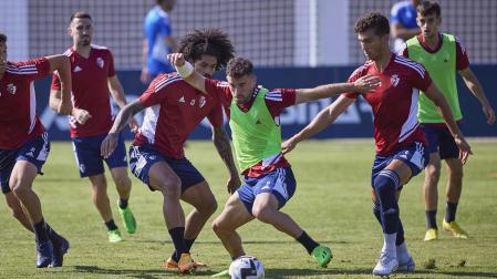 Aridane y Torró presionan a Kike Barja durante el entrenamiento de este lunes en Tajonar