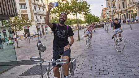 Los selfies son una de las alternativas que muchos utilizan para inmortalizarse sobre este conjunto escultórico en plena avenida de Carlos III