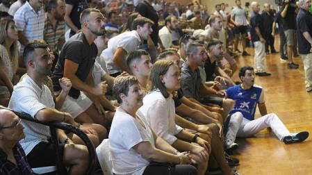 Altuna y el público siguen con la mirada la pelota poco después de que el delantero cayese al suelo intentando llevarla al frontis