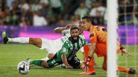Edgar Badía observa el pase de Fekir que terminó en el tanto de Borja Iglesias, poniendo el 1-0 en el marcador
