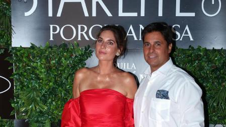 El torero Fran Rivera y su esposa Lourdes Montes posan a su llegada a la gala benéfica de Starlite