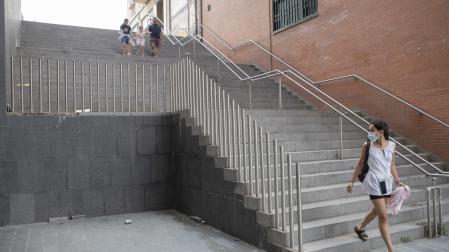 Suciedad junto a las escaleras que conectan la calle Julián Gayarre con la plaza Felisa Munárriz.