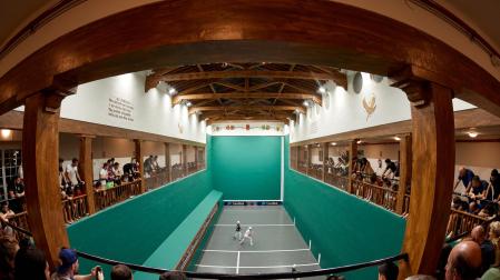 El trinquete del Club de Tenis Pamplona se llena durante el torneo