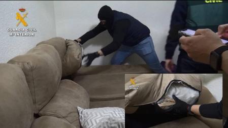 Los arrestados guardaban el dinero efectivo oculto dentro de los sofás.