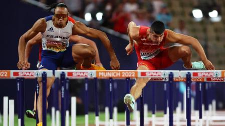 Asier Martínez y el francés Pascal Martinot-Lagarde durante la final del 110 metros vallas