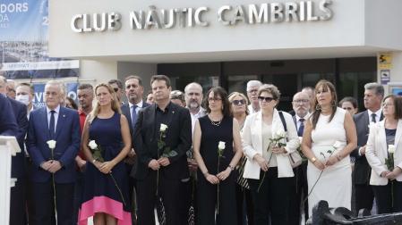Un momento del acto de homenaje a las víctimas de los atentados del 17-A que se ha desarrollado en el puerto de Cambrils