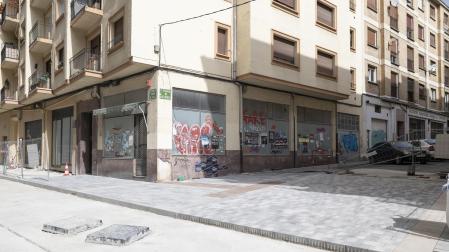 La amplitud de aceras y de espacios peatonales es uno de los cambios más visibles en el barrio