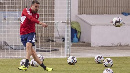 Moi Gómez, que se entrenó este jueves con el resto de la plantilla en Tajonar, apunta a la titularidad el sábado ante el Cádiz en la segunda jornada de Liga