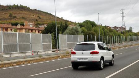 Un vehículo circula por la ronda, en Artica, donde ha comenzado la instalación de pantallas