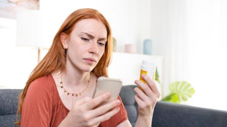 Una mujer consulta la etiqueta de un medicamento
