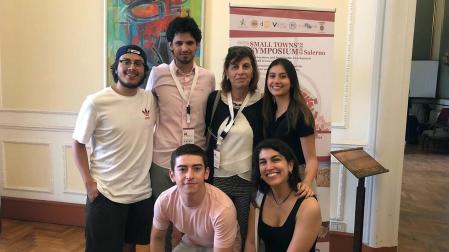 Alumnos de la Universidad de Navarra que realizan prácticas en Italia. Posan junto a la directora del proyecto KiNESIS, Johanna Monti, profesora de la Universidad de Nápoles L'Orientale