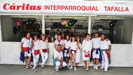 Parte de los voluntarios que estos días se colocan tras el mostrador de la tómbola de Cáritas en Tafalla