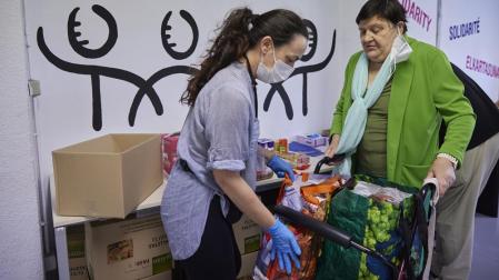 Reparto de comida en el Banco de Alimentos