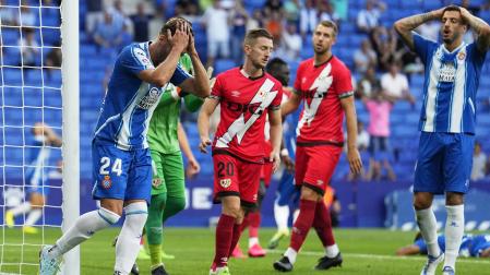 Los jugadores del Espanyol se lamentan tras fallar una ocasión Sergi Gómez en el encuentro