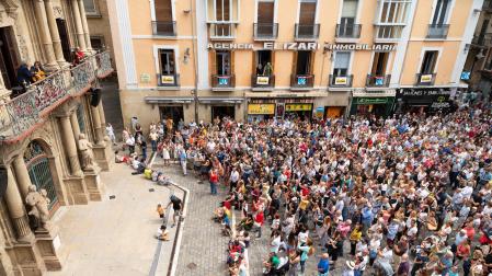 Público asistente a uno de los conciertos celebrados en el balcón del Ayuntamiento de Pamplona, en 2019