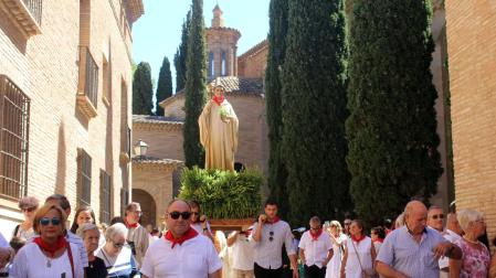La imagen de San Bernardo, con el pañuelo de fiestas al cuello, encabeza la procesión