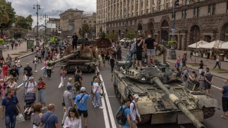 Tanques rusos destruidos expuestos en el centro de Kiev