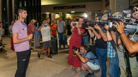 Un serio Asier Martínez aparecía por la puerta de llegadas en Noáin pasadas las 21:30 de ayer. Se vio sorprendido por muchas cámaras. Su familia esperó al fondo.