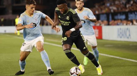 El delantero del Real Madrid Vinicius Junior (d) juega un balón ante Carlos Domínguez, defensa del Celta