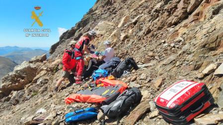 Especialistas de la Guardia Civil durante un rescate a otra montañera en los Pirineos (Huesca)