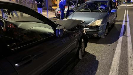 El vehículo que invadió el carril contrario colisionó contra otro turismo