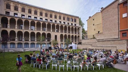 Público asistente a un espectáculo anterior en el palacio de Eszpeleta