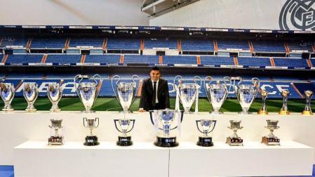 Casemiro ha posado con todos los trofeos que ha ganado con el Real Madrid