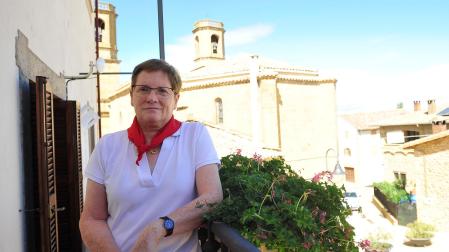 Rita Roldán Murillo posa en uno de los balcones del Ayuntamiento de Barásoain.
