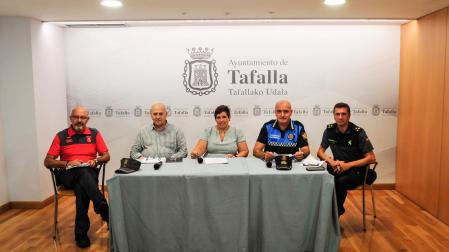 Desde la izda., Pablo Aristu, jefe de Policía Foral en la Zona Media; el concejal de Festejos, Jacinto Goñi; la alcaldesa en funciones, Uxua Olkoz; Alfredo Ondarra, jefe de Policía Municipal de Tafalla; y César García Ruiz, capitán de la Guardia Civil en Tafalla