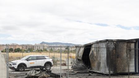 Un coche de la constructora junto a los restos del incendio intencionado del pasado domingo