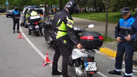Uno de los cotroles de motocicletas y ciclomotores efectuados en Pamplona por la Policía Municipal