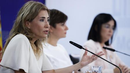 En primer término, la ministra Raquel Sánchez en la rueda de prensa posterior al Consejo de Ministros