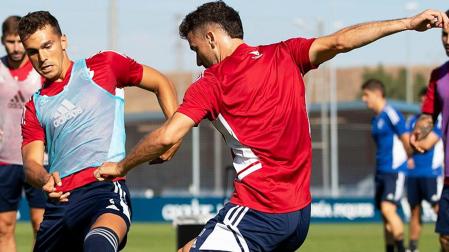 Lucas Torró presiona a Kike Barja durante la sesión de este miércoles en Tajonar