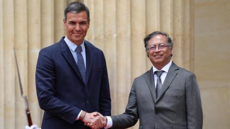 El presidente español, Pedro Sánchez, saluda a su homólogo colombiano, Gustavo Petro en la visita a Colombia de su gira latinoamericana