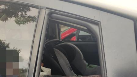 Los agentes han tenido que forzar la ventanilla para poder sacar al menor del coche