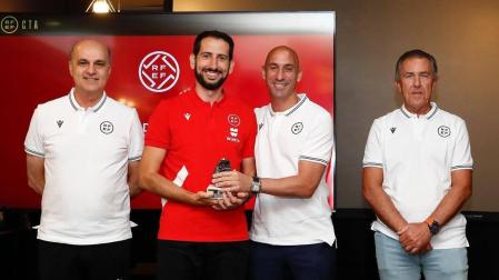 Urdánoz recibe el premio de mejor árbitro de Fútbol Sala de manos de Luis Rubiales, presidente de la RFEF.