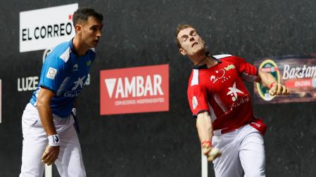 Unai Laso golpea la pelota, mientras le mira Urrutikoetxea, en su duelo en el Torneo de Aste Nagusia