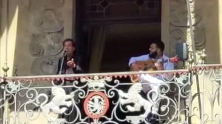 Actuación de Juan Villar desde el balcón de la Casa Consistorial, dentro del Flamenco On Fire