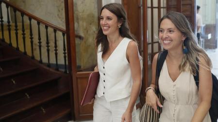 A la izquierda, la ministra de Igualdad, Irene Montero, este jueves