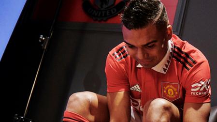 Casemiro, con la camiseta del Manchester United antes de su presentación