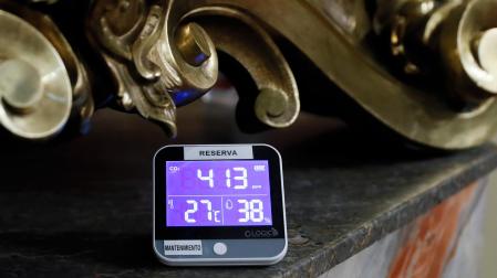 Un termómetro digital que marca 27 grados, cumpliendo una de las medidas del plan de ahorro energético durante la sesión extraordinaria en el Congreso de los Diputados de este jueves